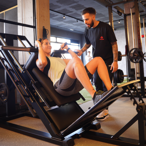 Chica entrenando en el gimnasio de Rage Training con la prensa de piernas