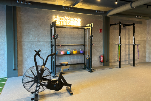 Gimnasio de Rage Training con máquinas de fuerza