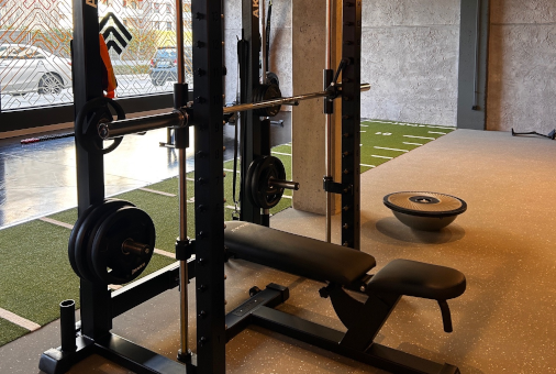 Gimnasio de Rage Training con varias máquinas profesionales