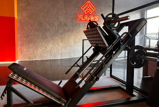 Gimnasio de Rage Training y bicicleta de aire