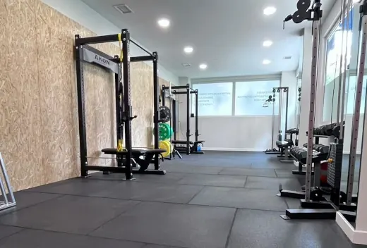 Gimnasio de Rage Training con máquinas de fuerza