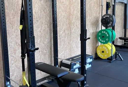 Gimnasio de Rage Training y máquina de fondos