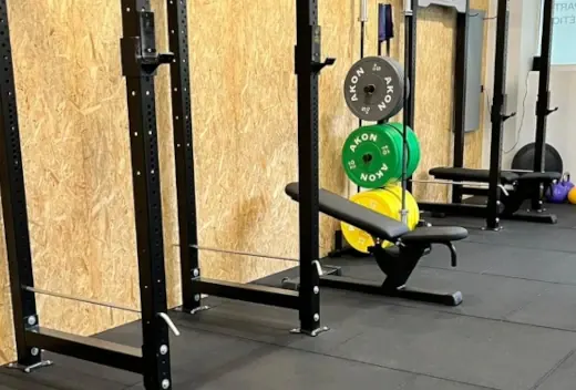 Gimnasio de Rage Training y otra máquina de fondos