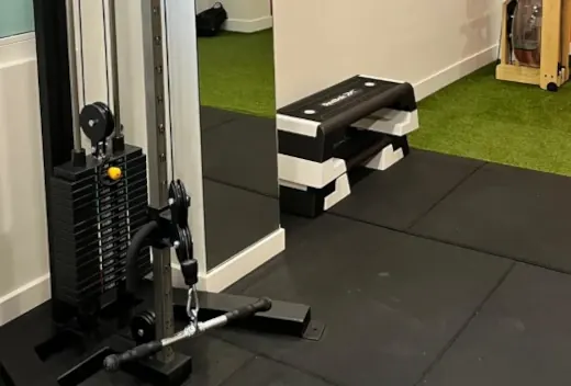 Gimnasio de Rage Training y máquina de poleas